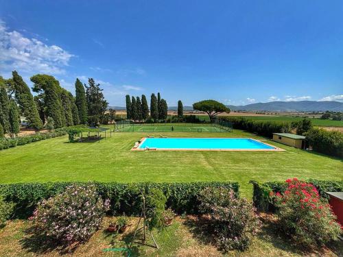 due foto di un giardino con piscina di Fattoria Barca Colonna a Orbetello
