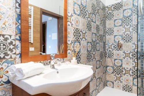 a bathroom with a sink and a mirror at B&B Gusto West in Bisignano