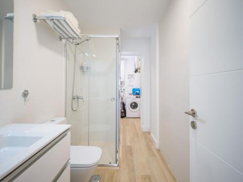 ein weißes Badezimmer mit Dusche und Toilette in der Unterkunft Deluxe Canteras By CanariasGetaway in Guanarteme