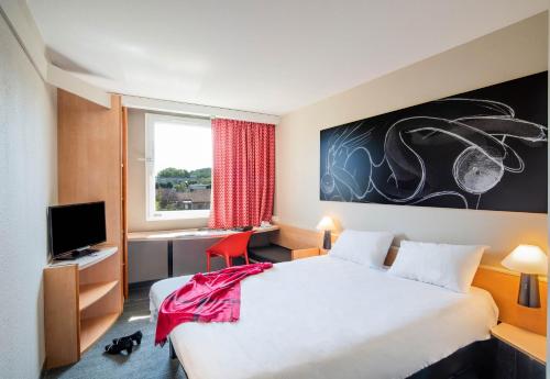 une chambre d'hôtel avec un grand lit et une fenêtre dans l'établissement B&B HOTEL Thionville Yutz Route du Luxembourg, à Yutz