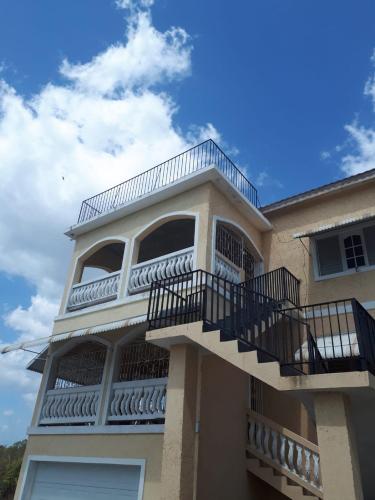 Un balcón o terraza en Castle Retreat