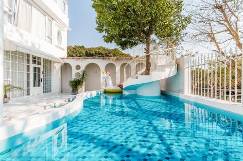 a pool at a hotel with a slide at Shanghai ruochu designer Guesthouse上海若初设计师民宿--近上海浦东国际机场及迪士尼 in Shanghai