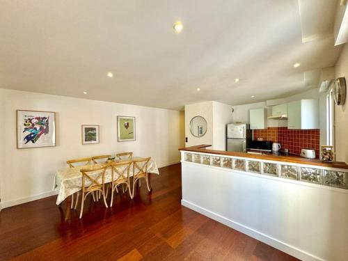 une salle à manger avec une table et une cuisine dans l'établissement Aux Mouss' - Cœur du Boulingrin, à Reims