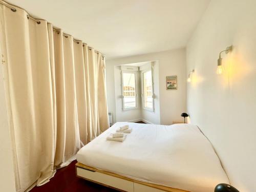 ランスにあるAux Mouss' - Cœur du Boulingrinの白いベッドと窓のある寝室