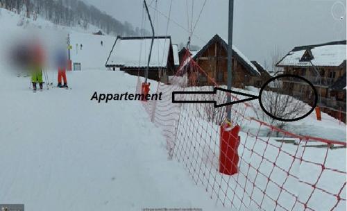 Una raqueta de tenis en una valla en la nieve en Le Marquis, en Saint-François-Longchamp