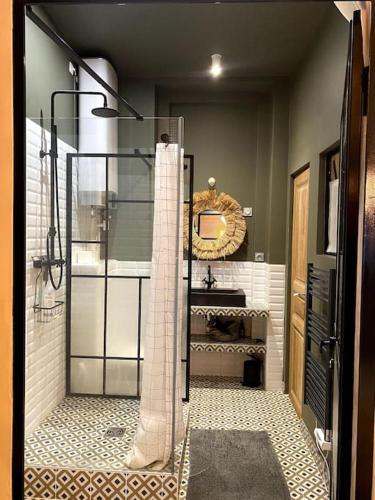 une salle de bain avec une douche en verre et un lavabo dans l'établissement Cozy flat for 4 people - Paris 15 Parc des expositions porte de versailles, à Paris