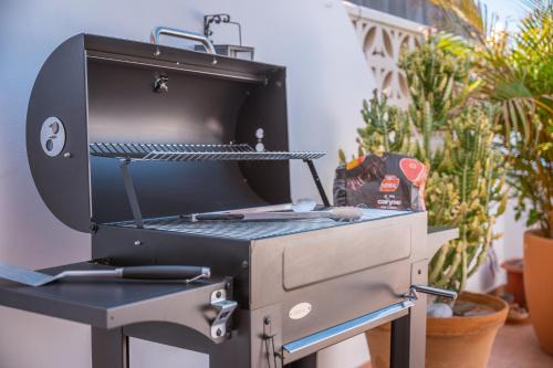 un barbecue posto sopra un tavolo di Vistalmar, Duplex en Costa Adeje ad Adeje