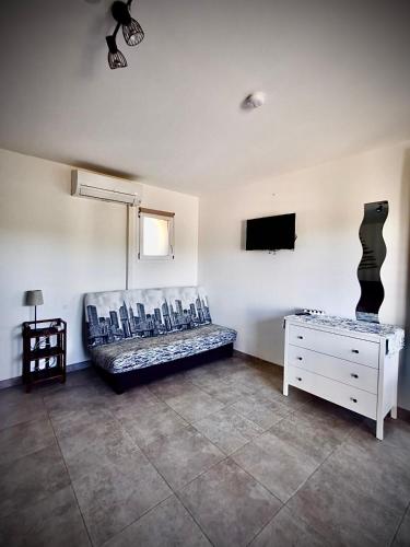 Μια τηλεόραση ή/και κέντρο ψυχαγωγίας στο Lodging Au Milieu des Vignes & des Étoiles