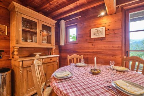 a dining room with a table in a cabin at Chalet il fera beau demain in Villard-Reculas