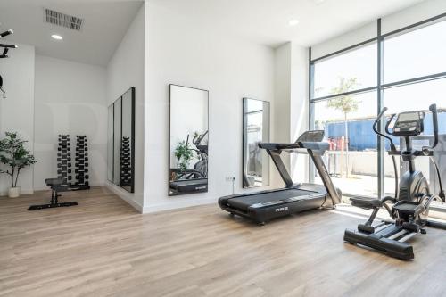 22nd floor urban sky apartment with gym by REMS