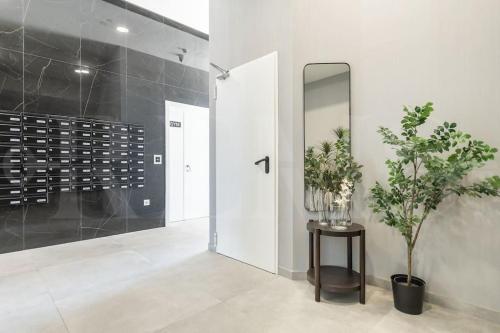 22nd floor urban sky apartment with gym by REMS