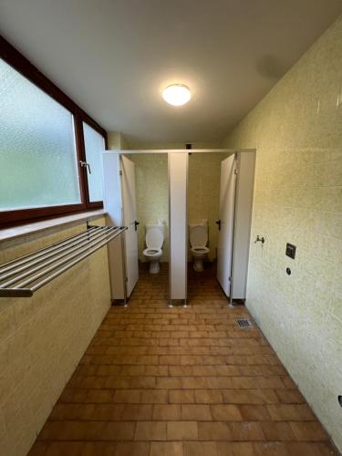 Imagine din galeria proprietății Monteurzimmer 1, Würzburg, Gerbrunn, Gemeinschaft Küche, WC, Dusche în Gerbrunn