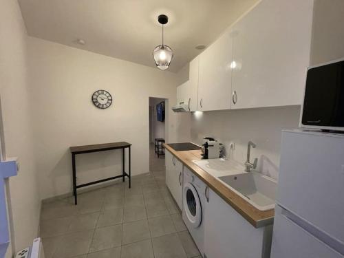 a kitchen with a washing machine and a sink at Bel appartement Béziers - Clim - 1 Chambre - Gare - Centre in Béziers