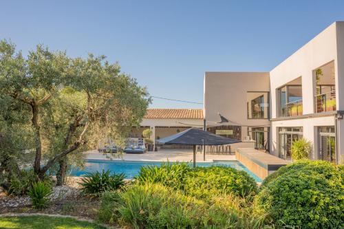 une vue extérieure d'une maison avec piscine dans l'établissement LA VILLA, à Saint-Rémy-de-Provence