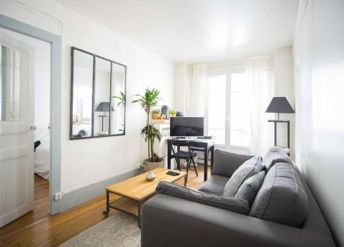 un salon avec un canapé et une table dans l'établissement L'appart Zen et Cosy du 15eme, à Paris