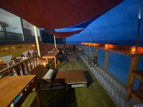 Un restaurante u otro lugar para comer en Tienne Del Mar