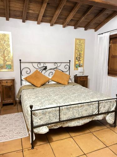 Postel nebo postele na pokoji v ubytování villa Emilia Tuscan stone