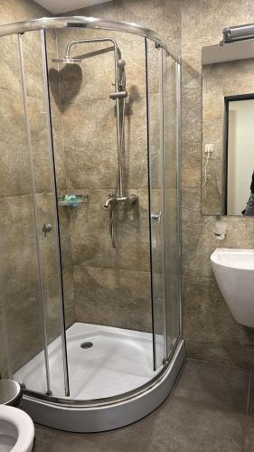 Bilik mandi di Boutique Living Hotel