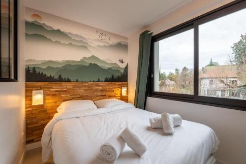une chambre avec un grand lit avec des serviettes dessus dans l'établissement View Lake 1 ! Veyrier-du-Lac, à Veyrier-du-Lac
