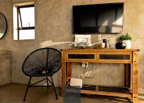 Guest Room at Joubertにあるテレビまたはエンターテインメントセンター