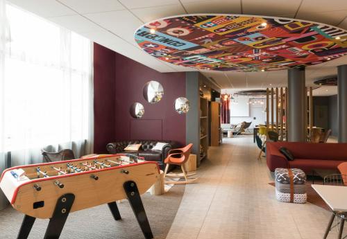a room with a pool table and a ceiling at B&B HOTEL Reims Centre Erlon in Reims