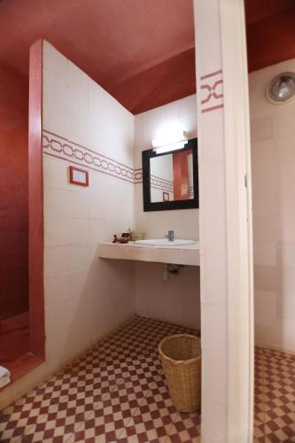 a bathroom with a sink and a mirror at Paradis Nomade in Azrarag