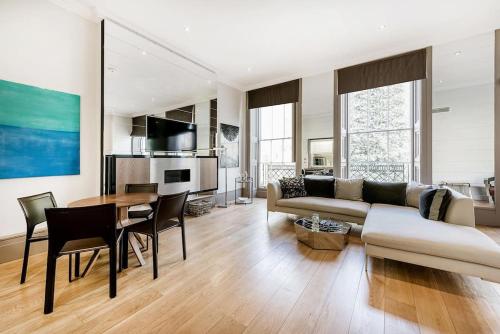 a living room with a couch and a table at Luxury Marylebone Apartment M1 in London
