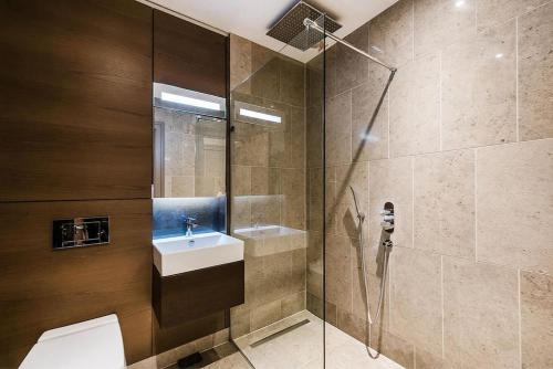 a bathroom with a toilet and a sink and a shower at Luxury Marylebone Apartment M1 in London