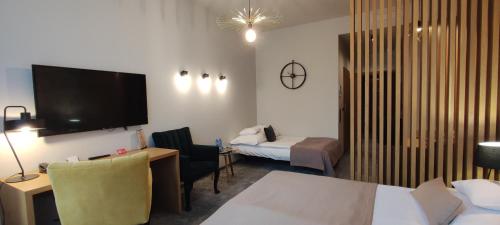 Postel nebo postele na pokoji v ubytování Hotel Szara Willa