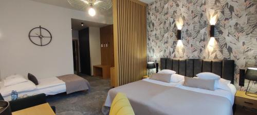 Postel nebo postele na pokoji v ubytování Hotel Szara Willa