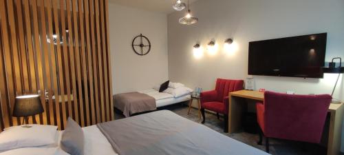 Postel nebo postele na pokoji v ubytování Hotel Szara Willa