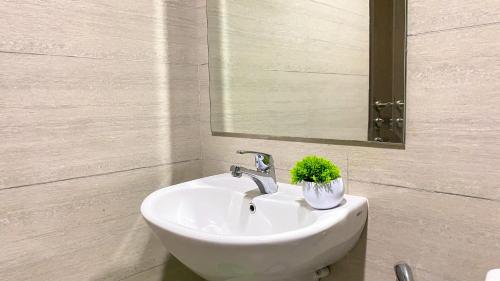 Koupelna v ubytování Well Designed and Strategic 2BR at Ciputra International Apartment By Travelio