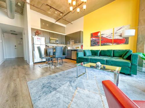 Posezení v ubytování Business Ready 2BR Apartment in South Loop with Skyline view, Optional parking & Gym Access Close to McCormick, Downtown & CTA