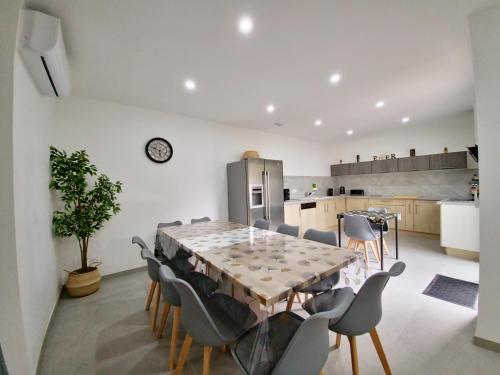 une cuisine et une salle à manger avec une table et des chaises dans l'établissement Stop Chez M Vibe #Climatisation #Parking #Cozy, à Vénissieux