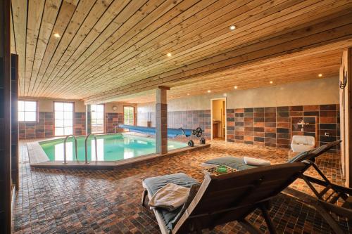 une grande chambre avec une piscine dans une maison dans l'établissement Il fera beau demain, à Villard-Reculas