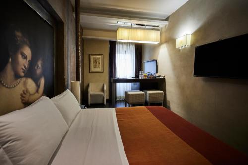 pokój hotelowy z łóżkiem i telewizorem w obiekcie Le stanze di caterina we Florencji