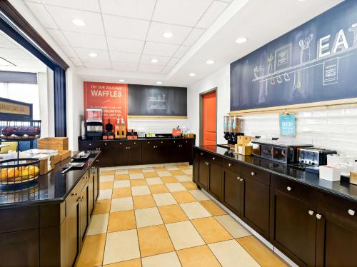 布莱斯维尔布莱斯维尔汉普顿酒店的快餐店,带柜台和自助餐厅