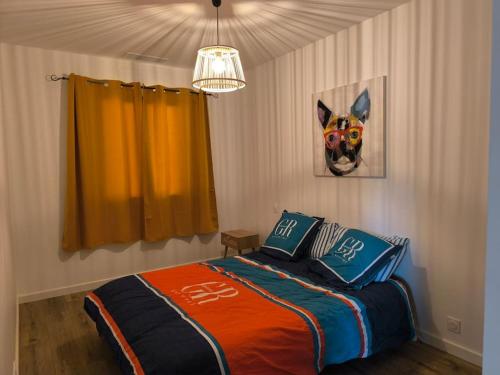 - une chambre avec un lit et une photo d'un chien dans l'établissement villa récente climatisée avec piscine privée, à Vaison-la-Romaine