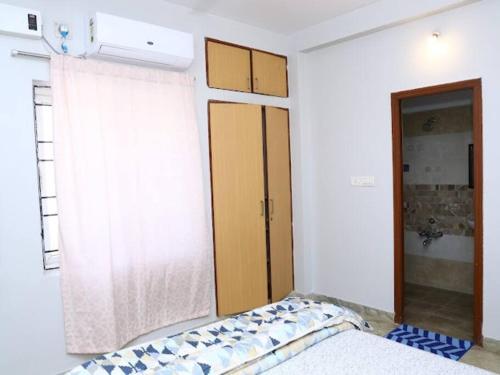 Postel nebo postele na pokoji v ubytování Comfort Residency