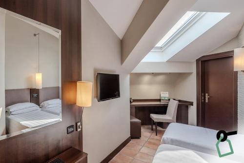 Ένα ή περισσότερα κρεβάτια σε δωμάτιο στο HOTIDAY Room Collection - Roma Cornelia