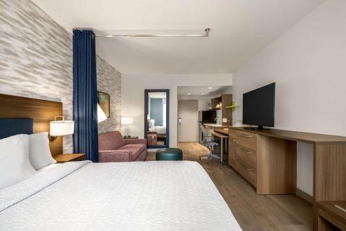 Una cama o camas en una habitación de Home2 Suites By Hilton East Austin - near Downtown and UT