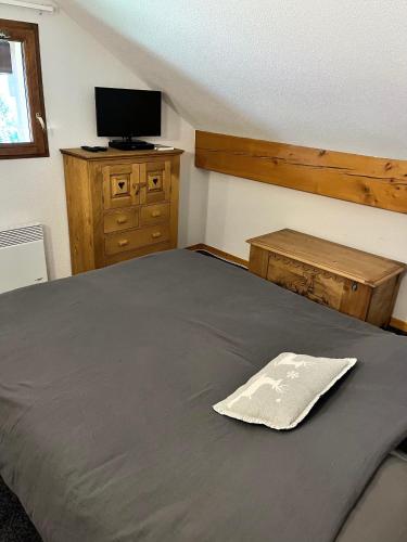 une chambre avec un lit et une télévision à écran plat dans l'établissement Duplex 7 personnes au pied des pistes LES HAUTS DE VALMEINIER B 506, à Valmeinier