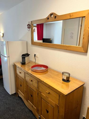 La cuisine est équipée d'un plan de travail avec un miroir et un réfrigérateur. dans l'établissement Duplex 7 personnes au pied des pistes LES HAUTS DE VALMEINIER B 506, à Valmeinier