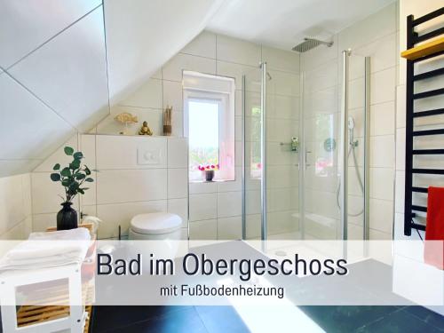 Bilik mandi di Strandhaus Mathea - ruhige Lage direkt am Fleesensee - Parkplatz, Kamin, Sauna - familienfreundlich