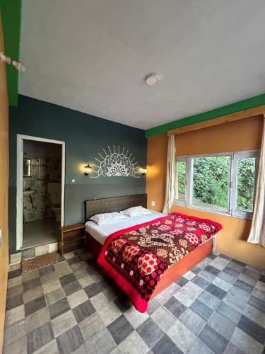 Rúm í herbergi á Mohini classic Hotel, unwind in the nature
