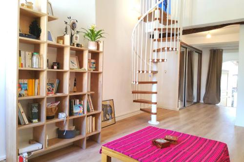 Η βιβλιοθήκη του διαμερίσματος