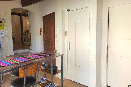 Cette chambre comprend un bureau, un miroir et une porte. dans l'établissement Bright T2 near city center, à Fréjus