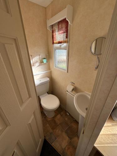 Bilik mandi di Seaview 146 - Ingoldmells - central heating, bed linen, full length decking - Meadow Lakes Caravan & Lodge Hire