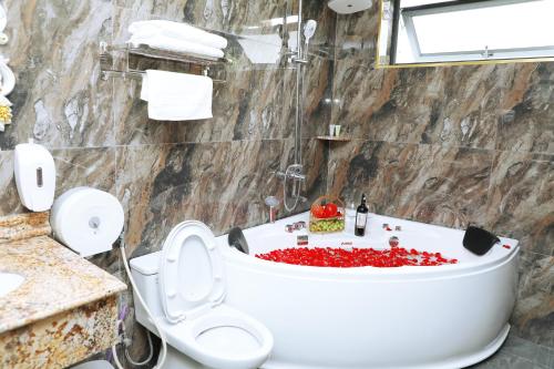 Koupelna v ubytování King's Hotel Pháp Vân