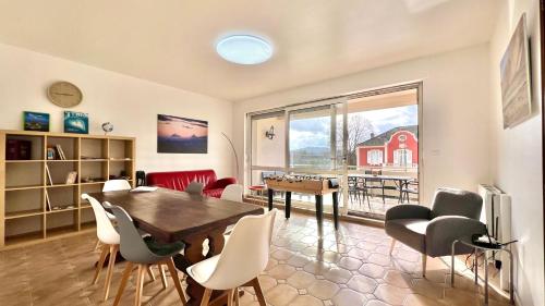 une salle à manger avec une table et des chaises dans l'établissement La Villa Patton, à Hettange-Grande